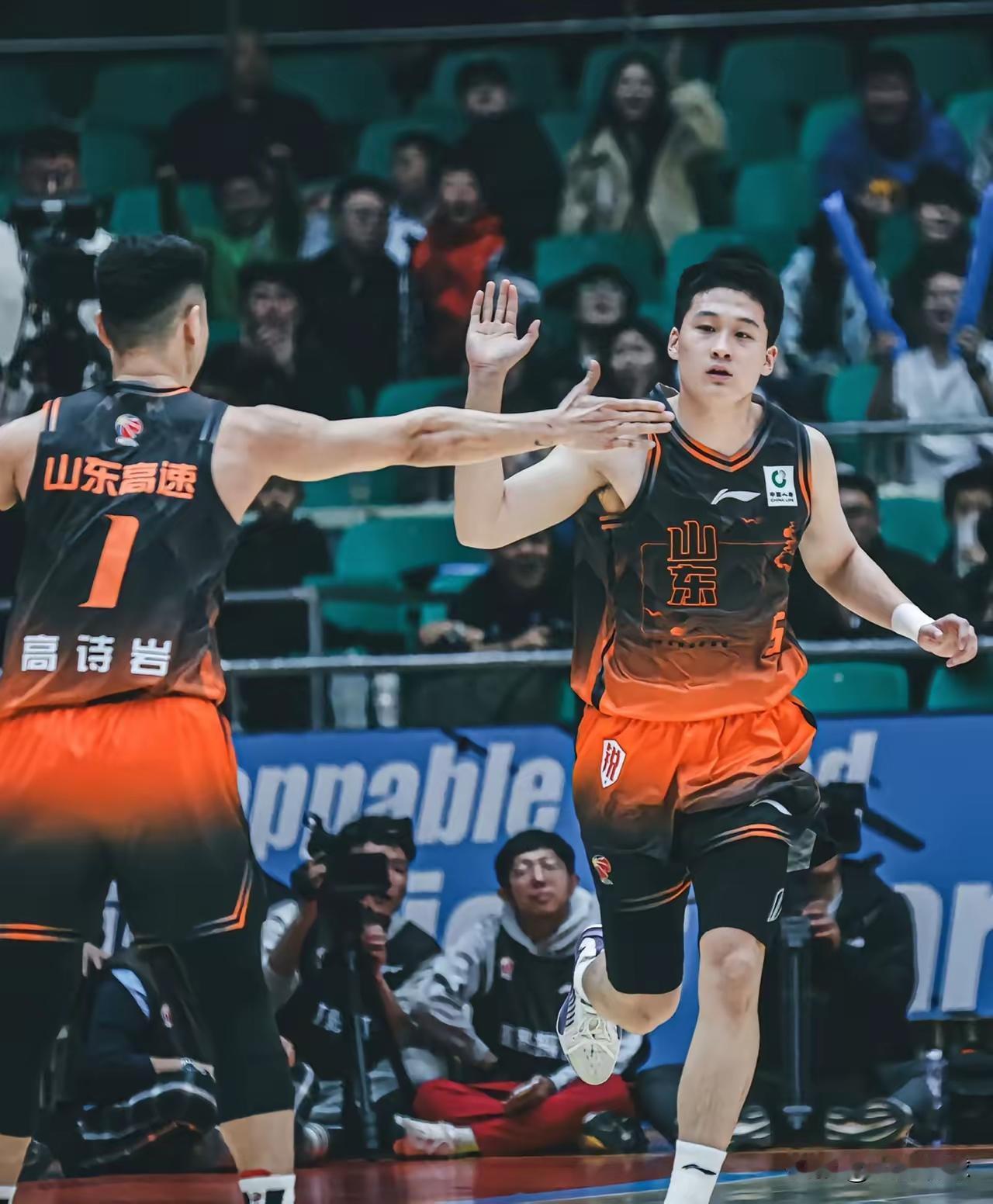 山东高速U19男篮在王证的18分带领下获得开门红。
2026全国U19青年篮球联