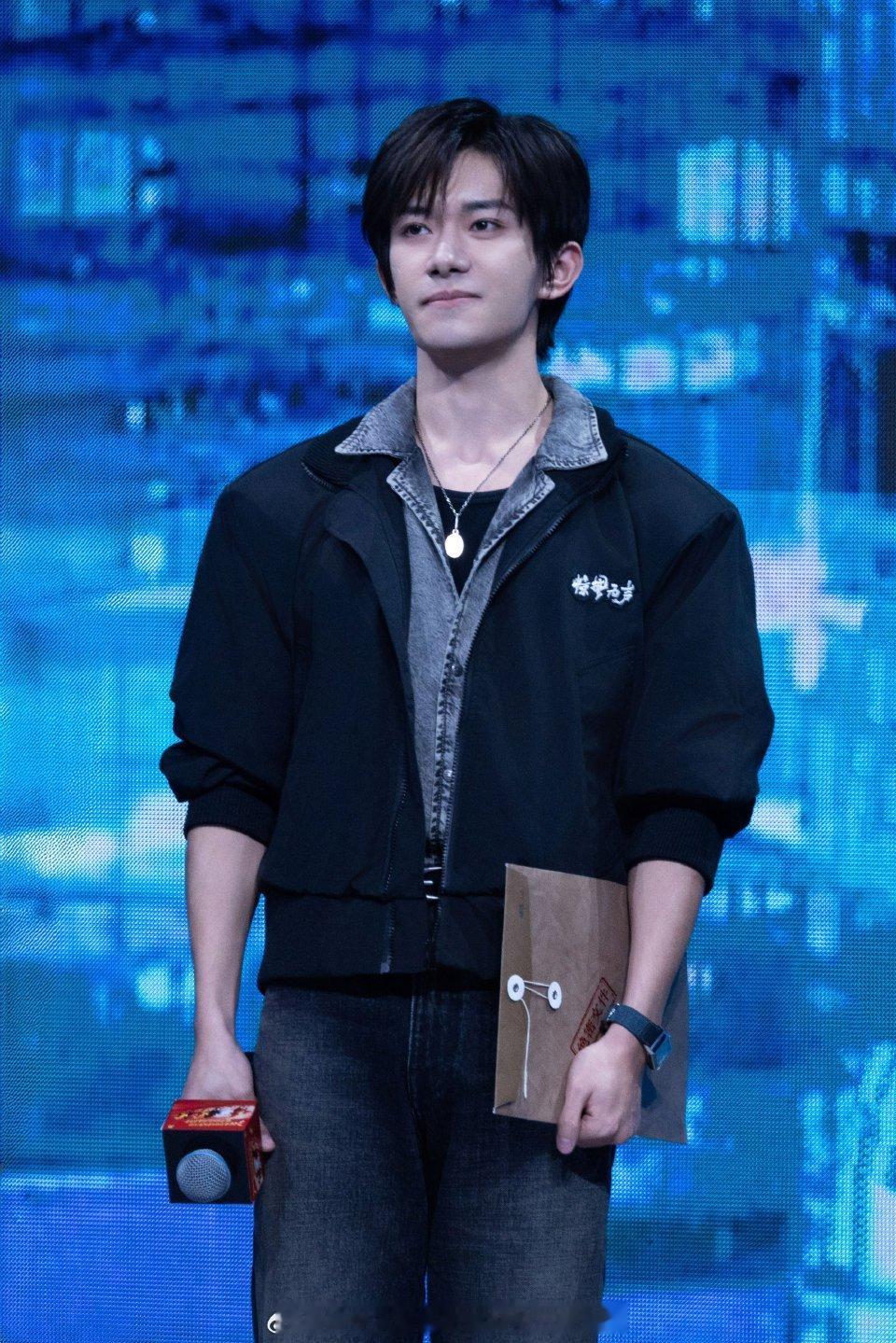 易烊千玺工作室出图这侧颜线条、这眼神，帅得我心颤！更期待电影《惊蛰无声》里的严迪