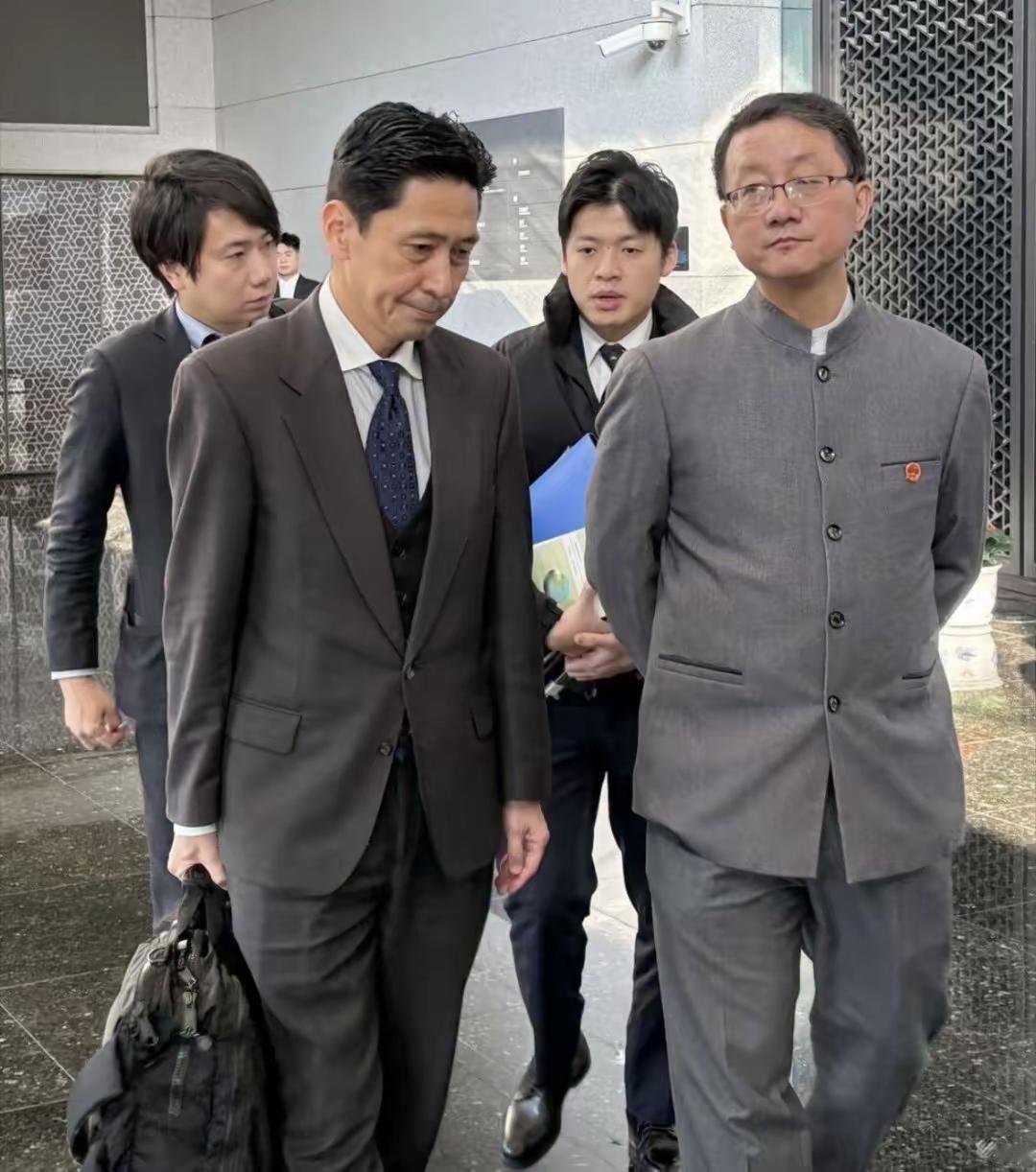 一言为定！
日本高官访华零发言？
不是摆姿态，而是……

11月18日，外交部亚