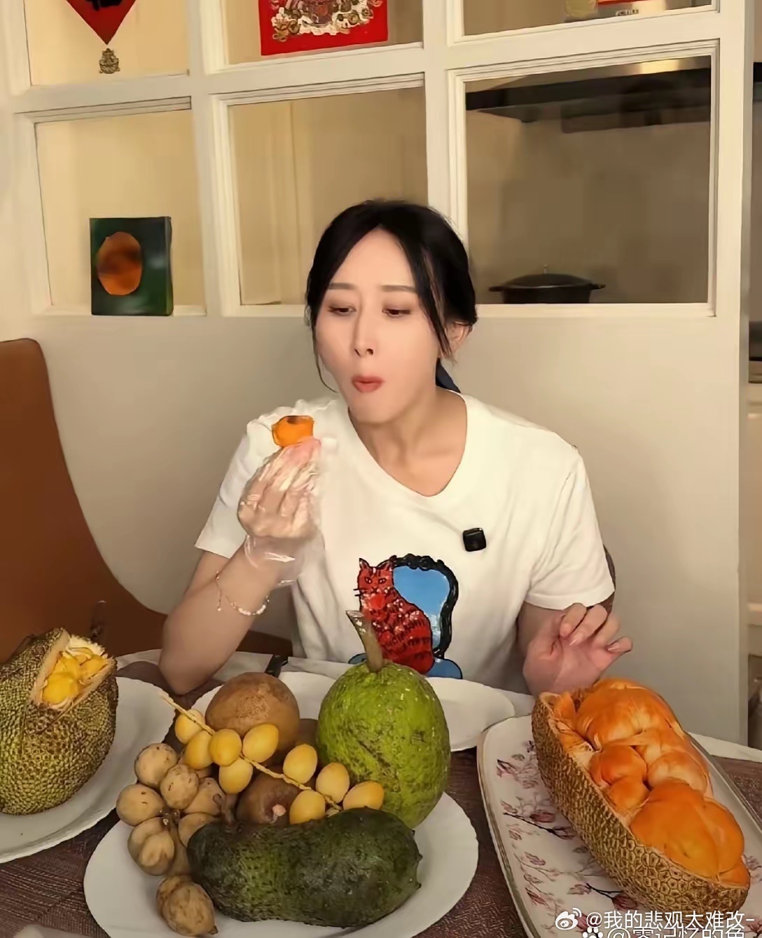 胡静这一桌子马来西亚水果，感觉我都没见过。 