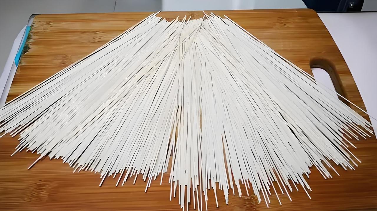 我以为，我已经很强大了。

可是，一把挂面，就轻易让我现出了原形。

昨天中午和