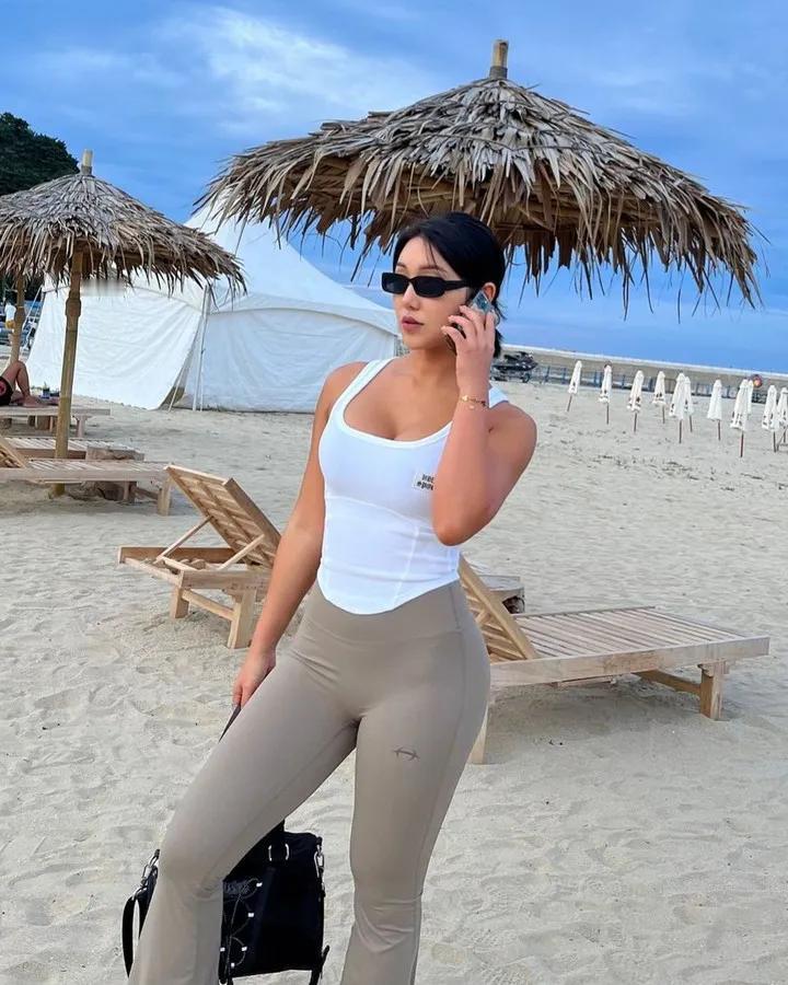 #高清美人壁纸分享#衣影漫步时尚间
#美娇娘美图分享# #优雅美图分享# #女神