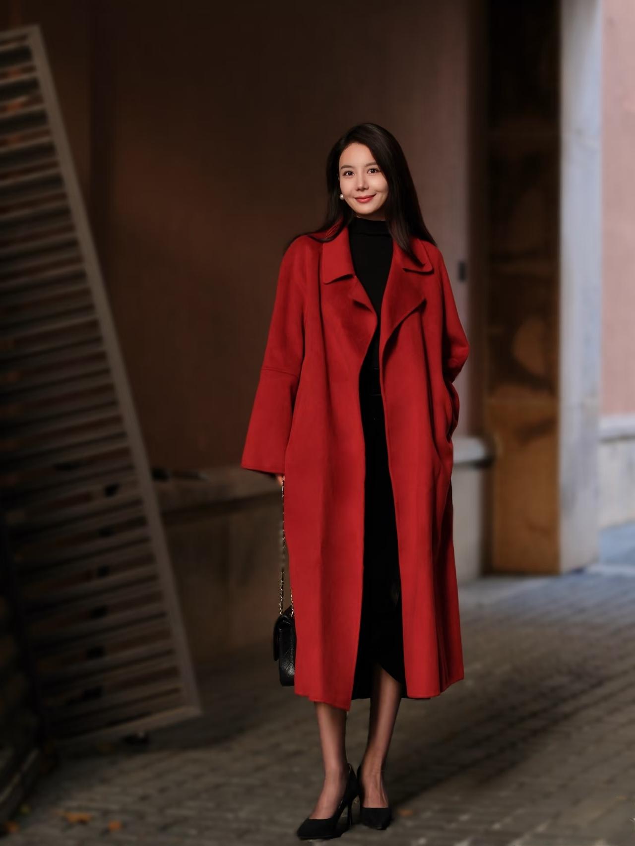 有哪些女生日常好看穿搭可以借鉴红色的风衣，给人一种热情似火的气质。