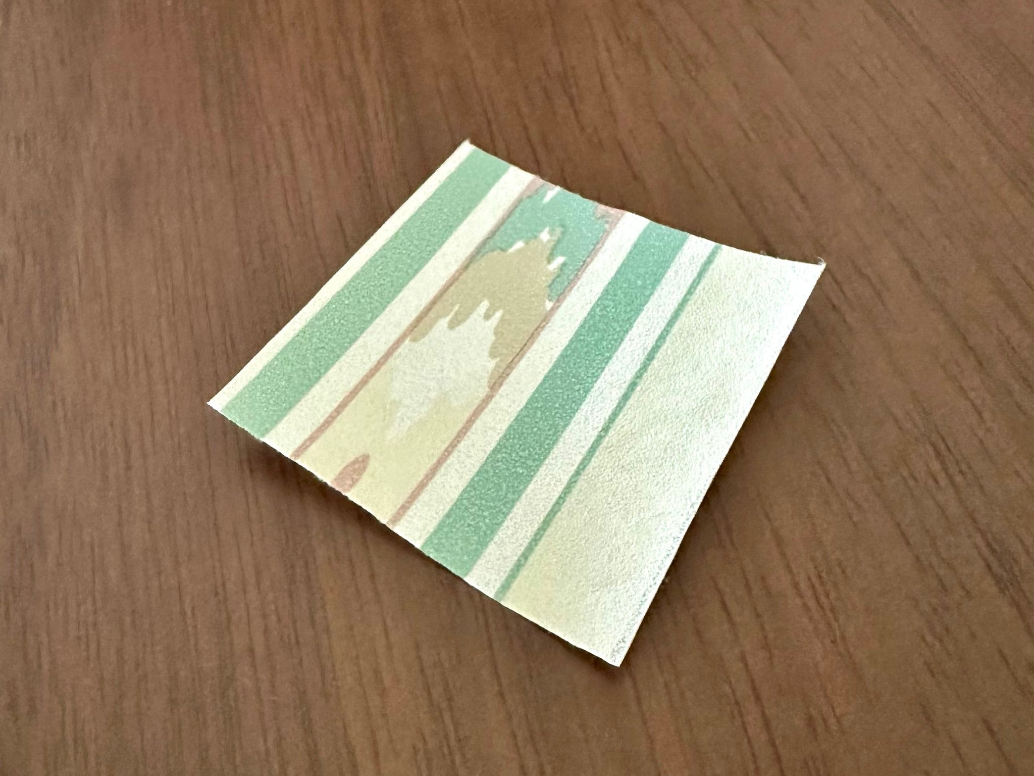 X上有人分享自己获得了“原版后室”中标志性黄色房间壁纸的实物样品。而这款壁纸实际