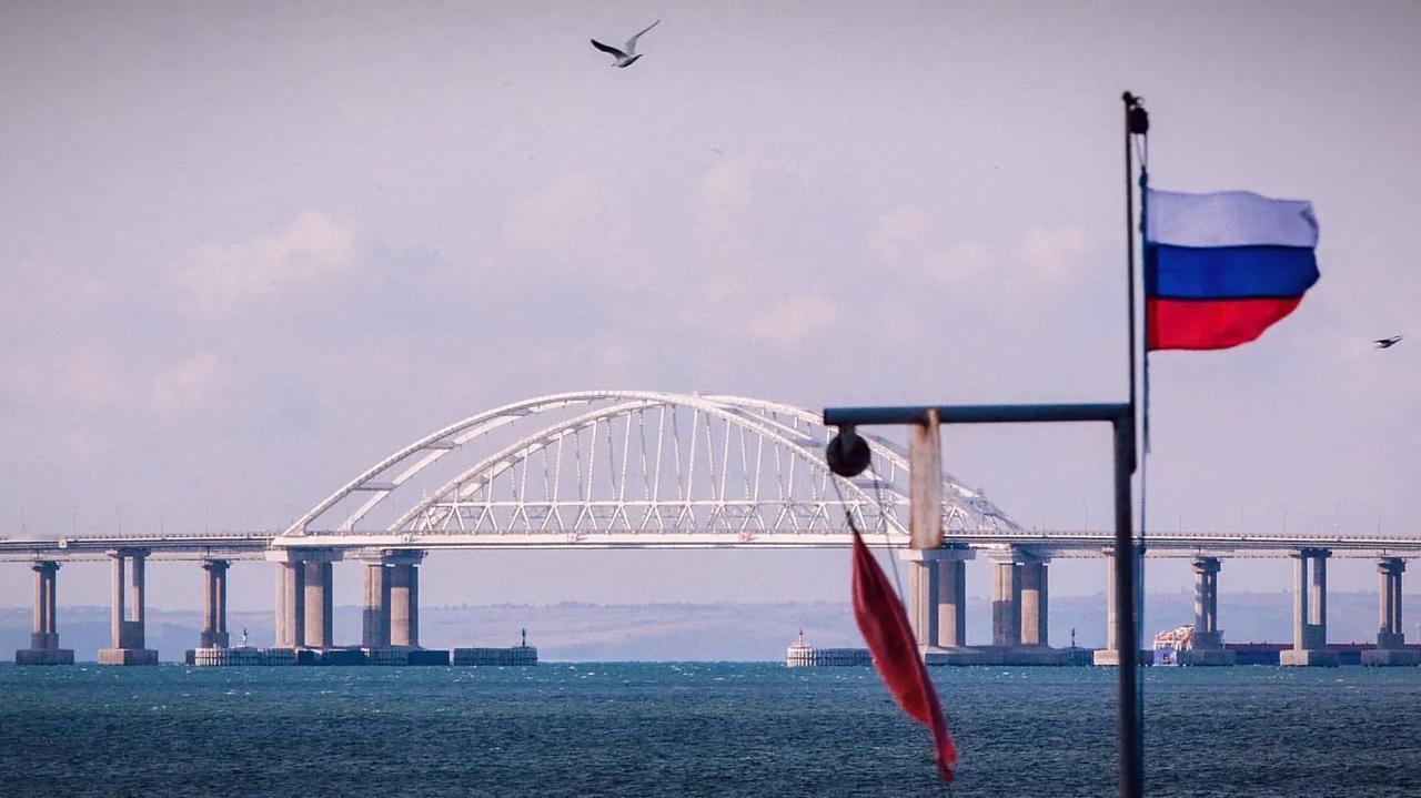 今早，俄罗斯在克里米亚大桥附近的刻赤击退了大规模无人机袭击。

乌克兰及其盟军正