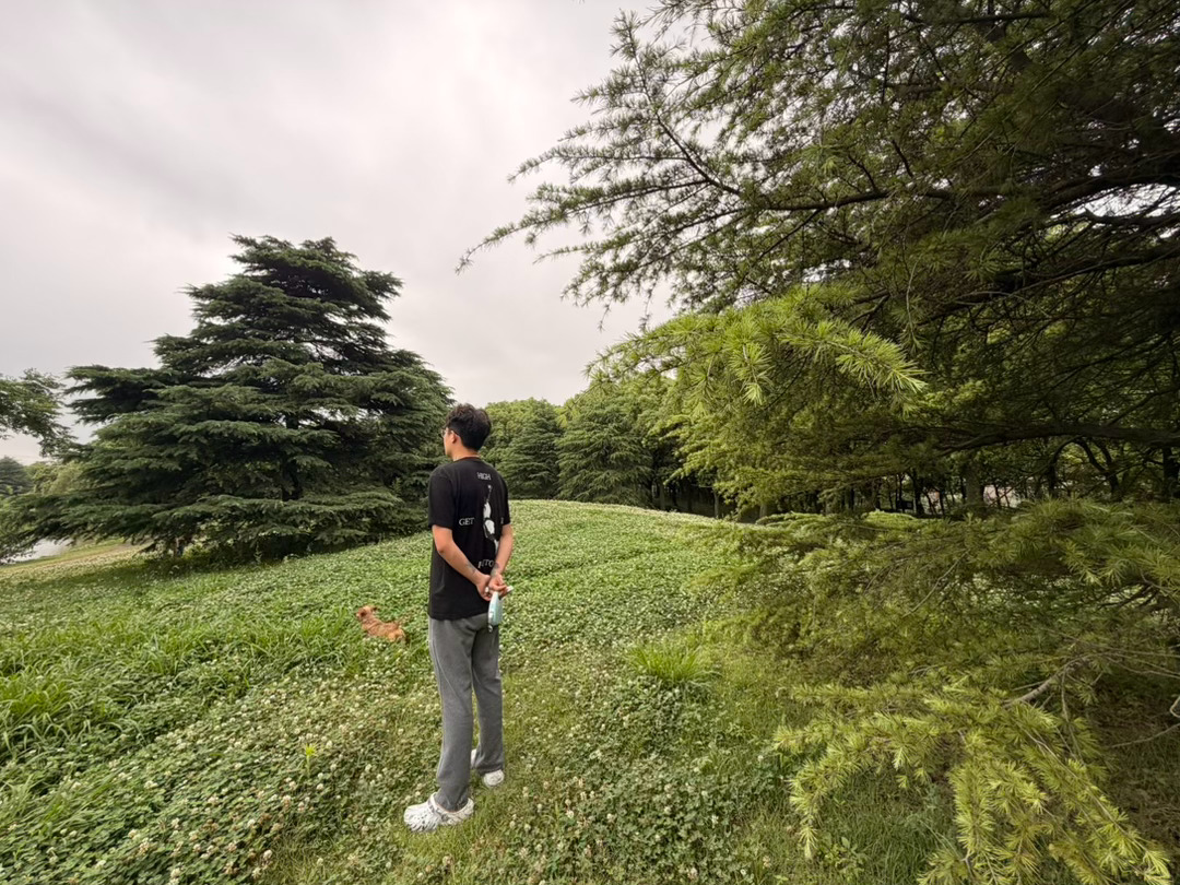 闺蜜。真的没时间干坏事，每天都要忙着遛狗。 