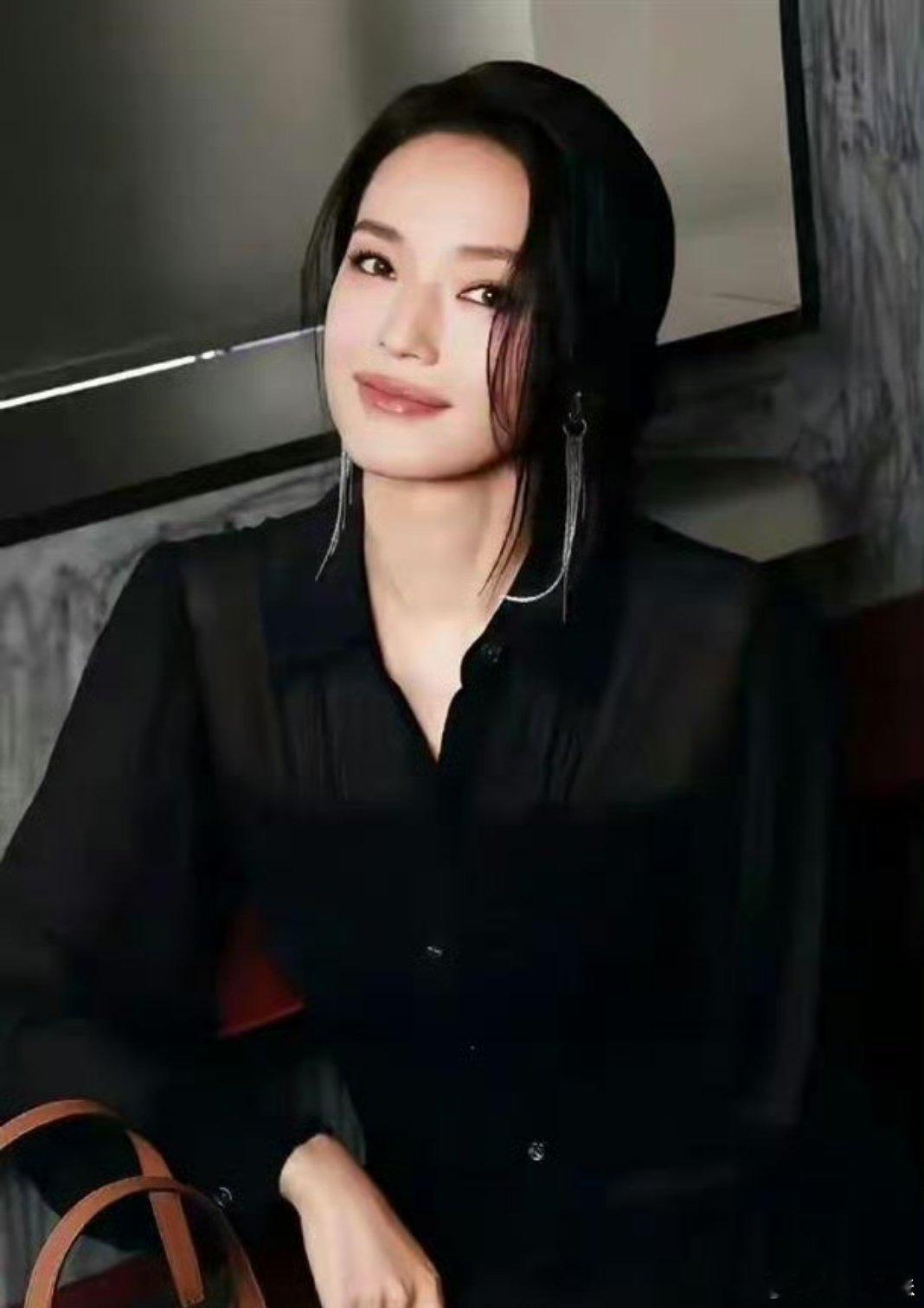 YU7代言人还是舒淇钟情于舒淇这份松弛氛围感，淡然从容温婉大气，慵懒姿态里藏着独
