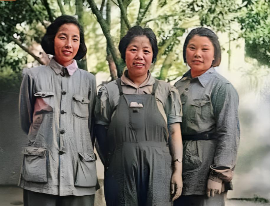 1944年三位革命领袖的妻子罕见合影，邓颖超站中间，左侧美女是彭德怀的夫人！
1