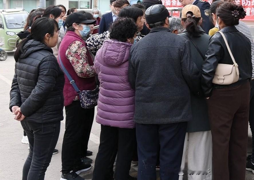 我们村有个老光棍，六十多了，老婆去世二十多年，一直没成家，平日里就爱东家长西家短