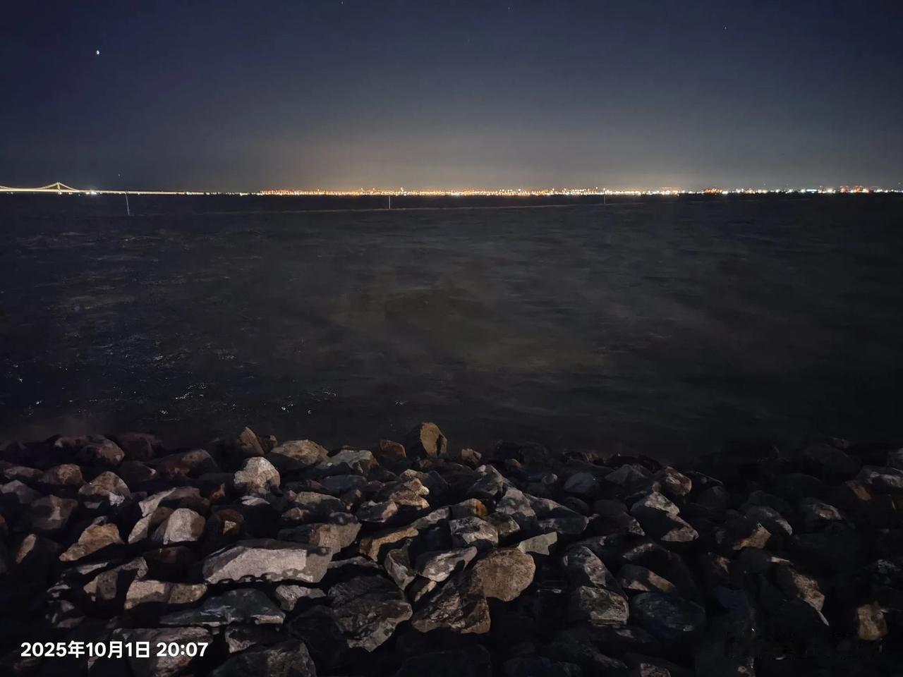 国庆观夜海
文/西早

太阳早就下山了
月亮和霓虹灯发出的光
实在无法与之相提并