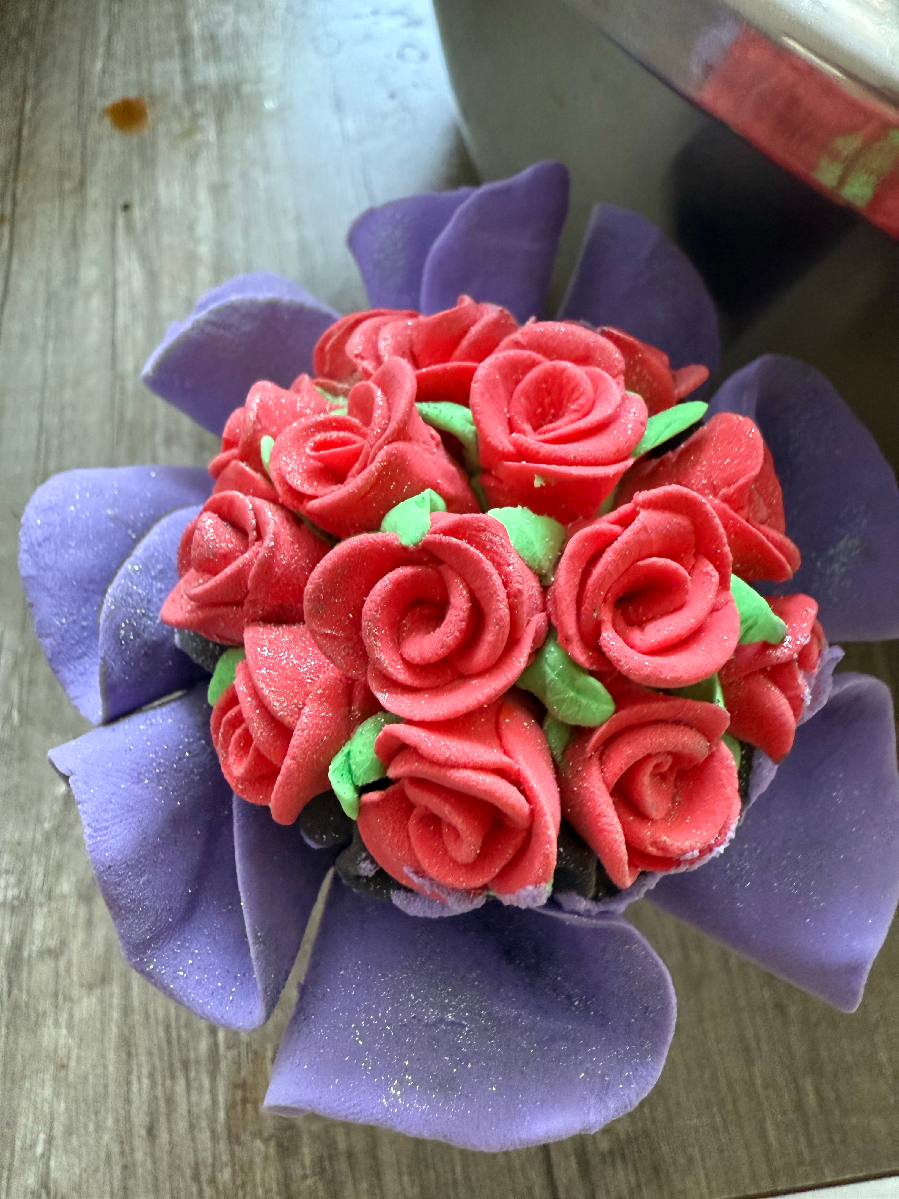 昨天老板儿子非要我陪他玩橡皮泥，他玩了一下午团了两个圆球，我玩了一下午做了一束玫