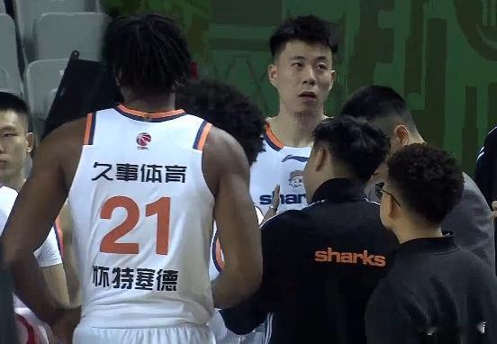 上海客场完败南京，张镇麟狂砍19分，却遭到卢伟指导点名批评，本赛季最烂的交易诞生