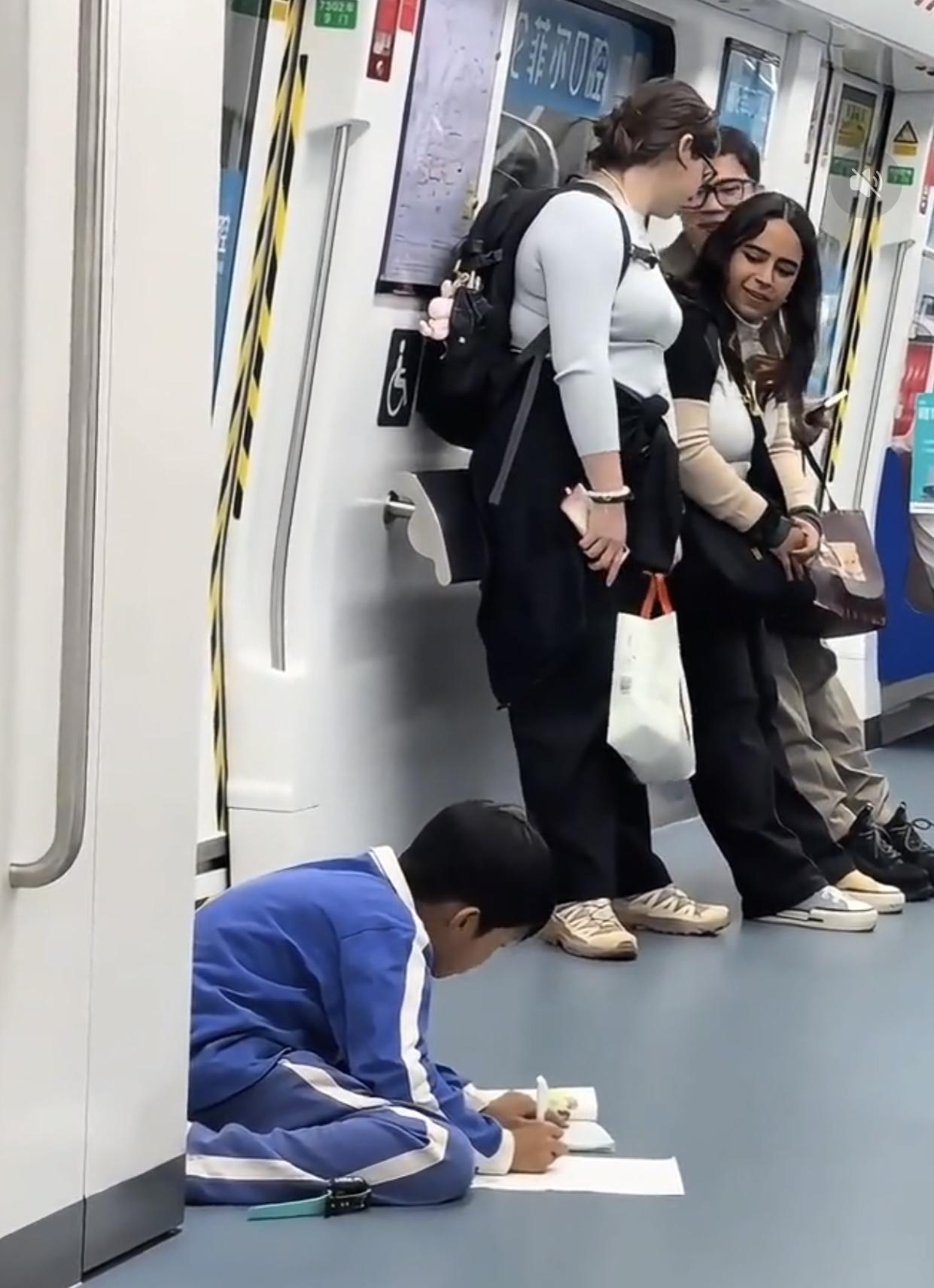 这应该是让日吹沉默恨国党激动的画面：
小学生独自坐车还能自主学习，日吹没法黑
小