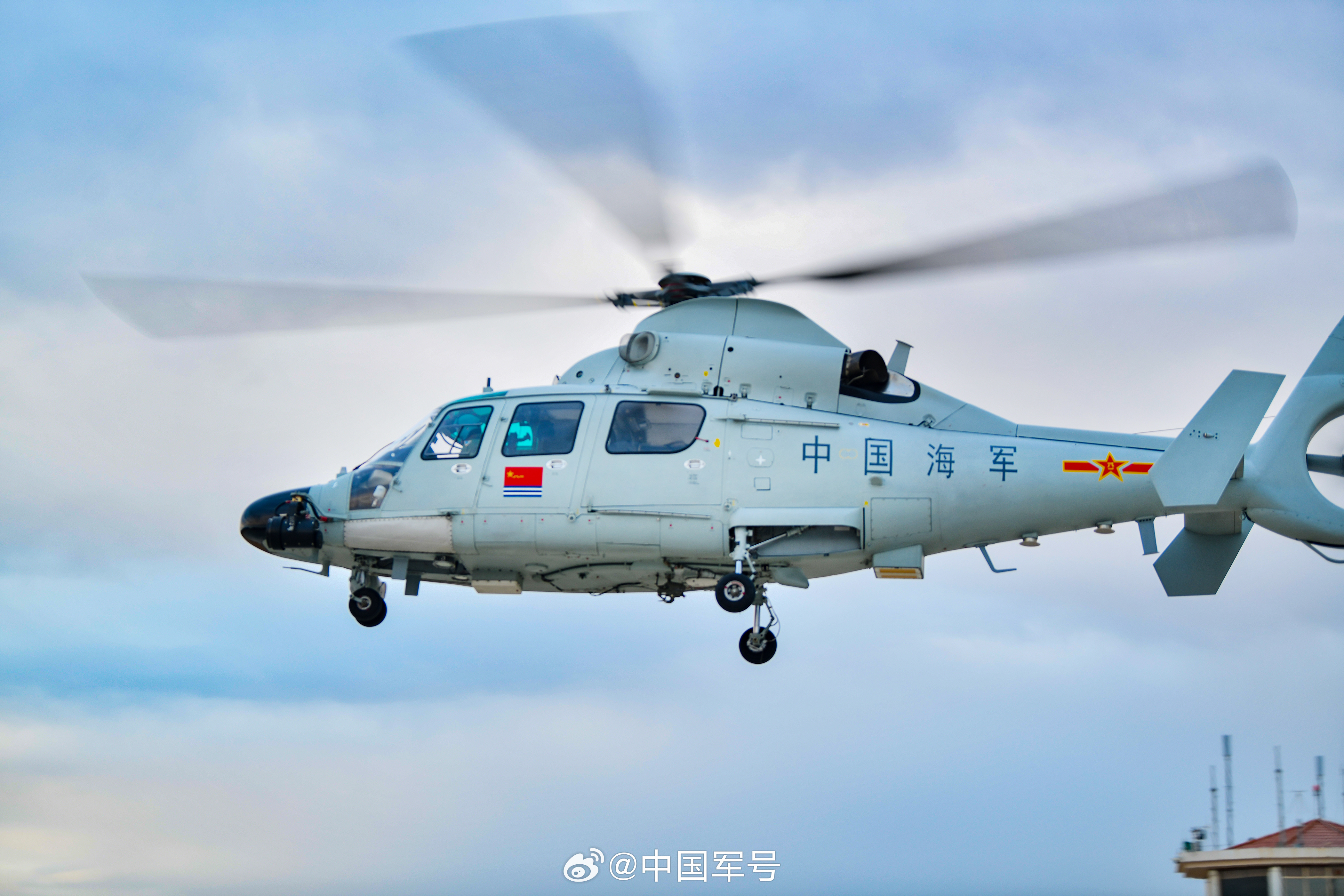 【“蓝调时刻”定格战鹰训练氛围感大片】近日，南部战区海军航空兵某部组织多架舰载直