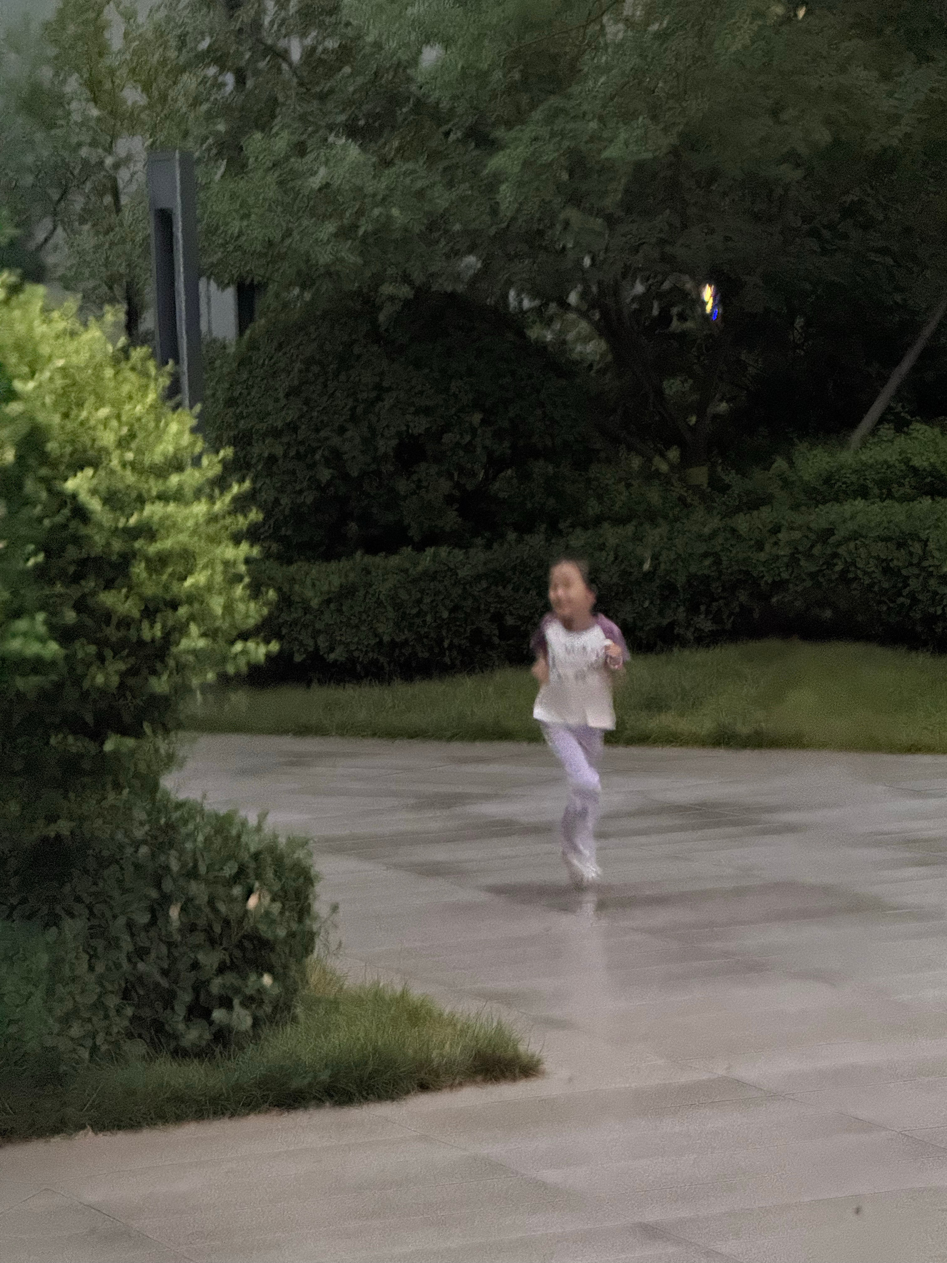 突然觉得带孩子很轻松发现一个轻松一点的方法就是放学到家就带下楼玩，到点儿回家洗漱