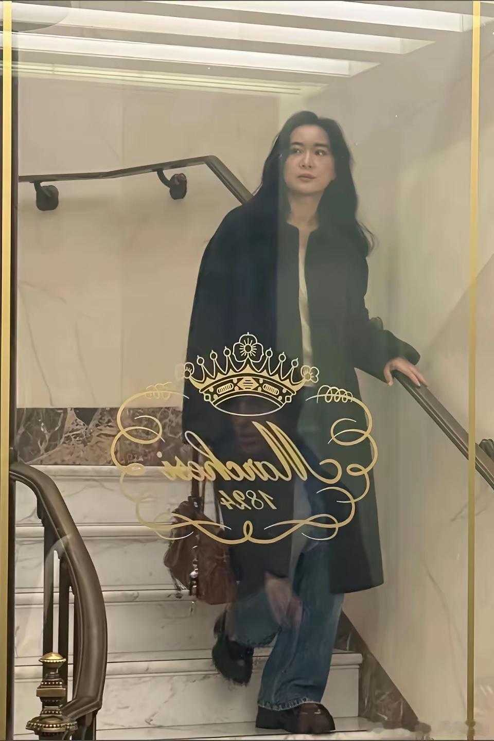 贾玲已经完全是另外一个人了，肥胖搞笑的过去，时尚高冷的现在。 