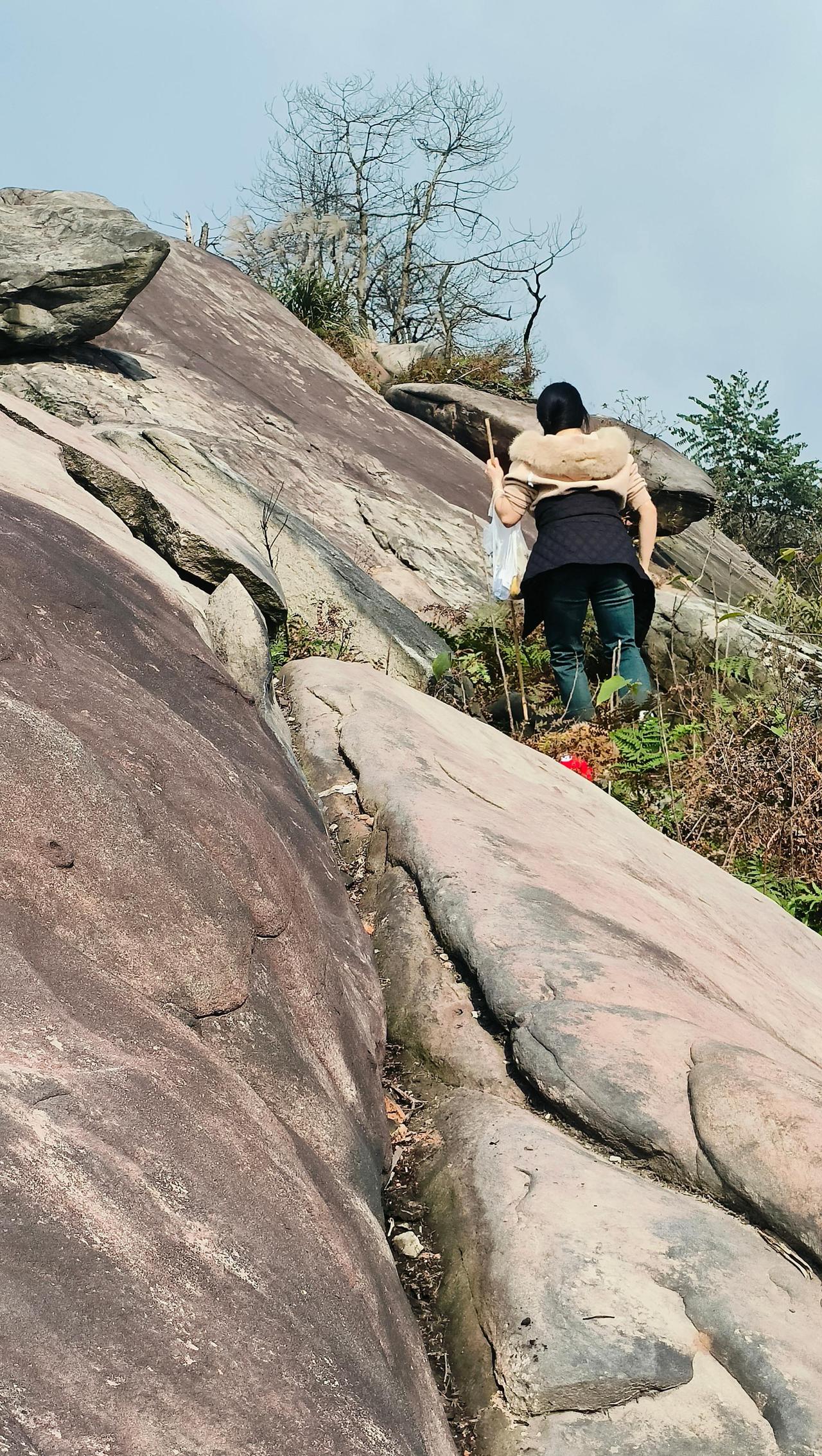 磨盘山行记
 
巴南区界石的磨盘山，路是刻在巨石上的嶙峋纹路。脚下的红褐岩石被岁