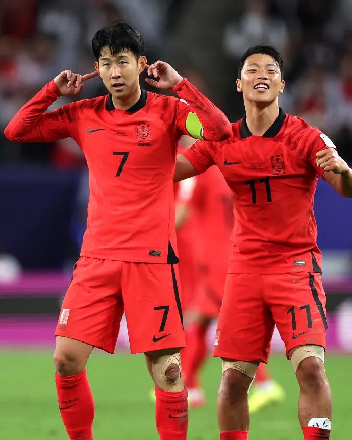 热刺输球，两大韩国球星发挥失常，曼联坐收渔翁之利。
热刺1-2输给狼队，占据了场