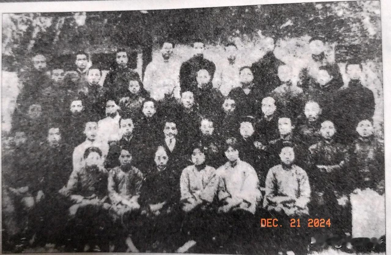 1918年4月14 日，毛泽东等组织成立新民学会。新民学会成立大会在长沙岳麓山下