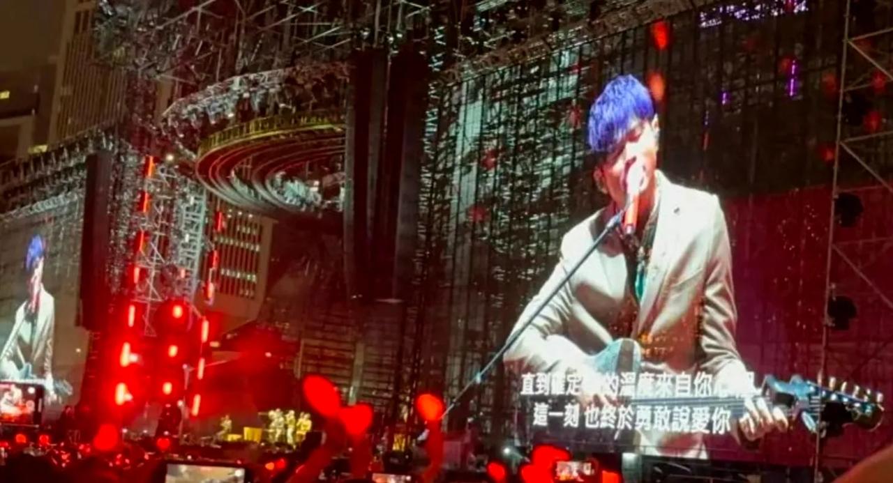 有损失，但意义重大。消息称，周杰伦今晚的巡演上海站遭黄牛集体退票，原因是实名制的