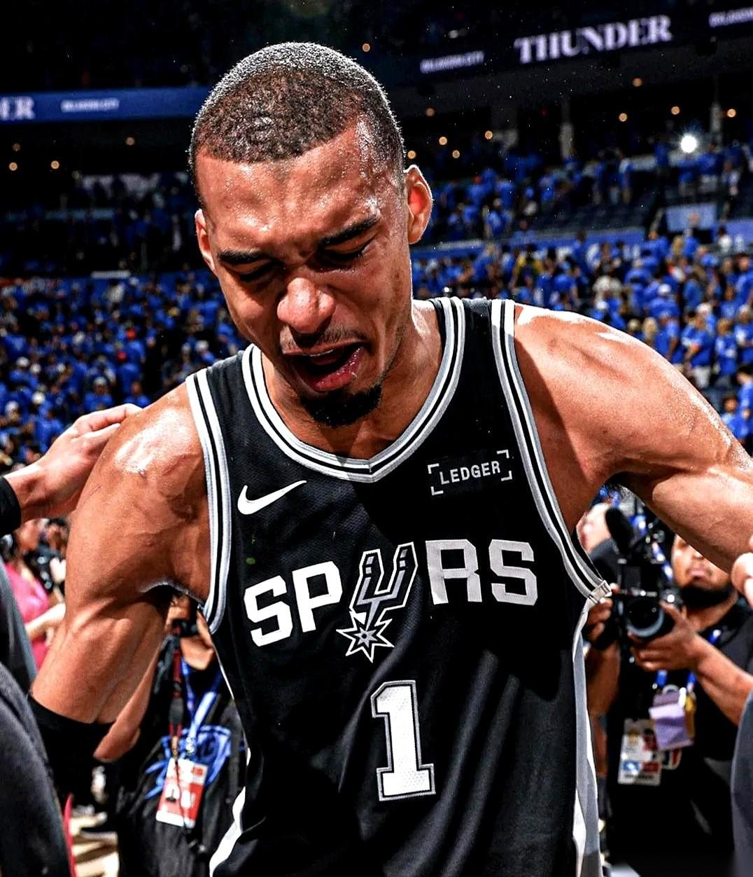 NBA总决赛G5，终场哨响，马刺输了。
全场的灯光雪亮，彩带从空中炸开，尼克斯的