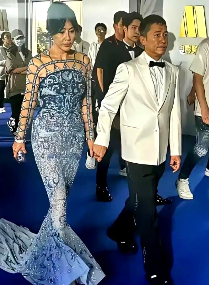 刘嘉玲这身衣服，真是让人大跌眼镜！

59岁的她，去年4月出席汽车活动，选了件黑