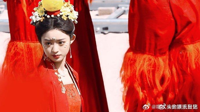 黄杨钿甜瘦成啥样了她瘦下来状态满分，经历风波后更沉稳。作为从童星成长起来的演员，