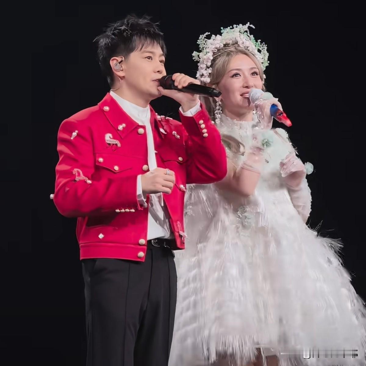 谢娜的演唱会还真不是随便开的，

虽然她自己的歌不多，唱功也一般，但架不住人缘好