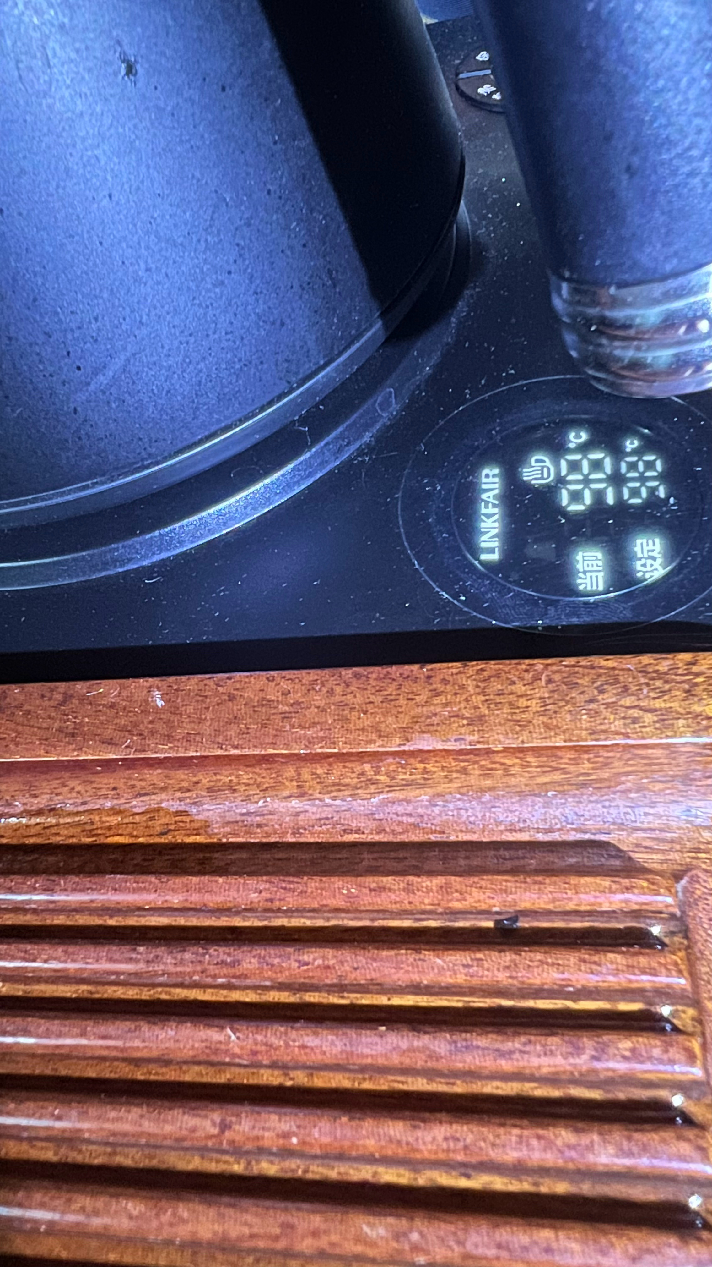 有熟煙佬就有無處不在嘅煙灰 