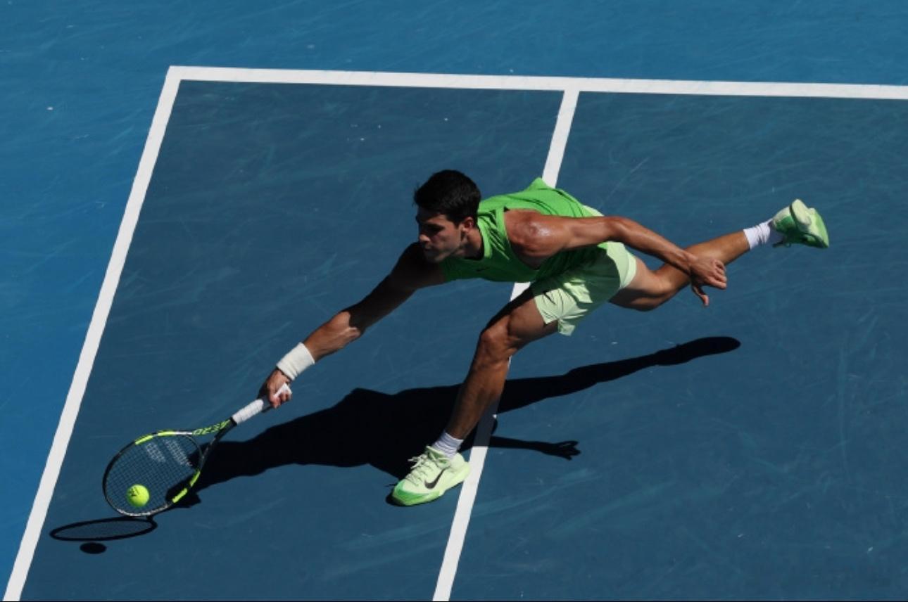 1月30日讯 2026澳大利亚网球公开赛男单半决赛，头号种子阿尔卡拉斯与3号种子