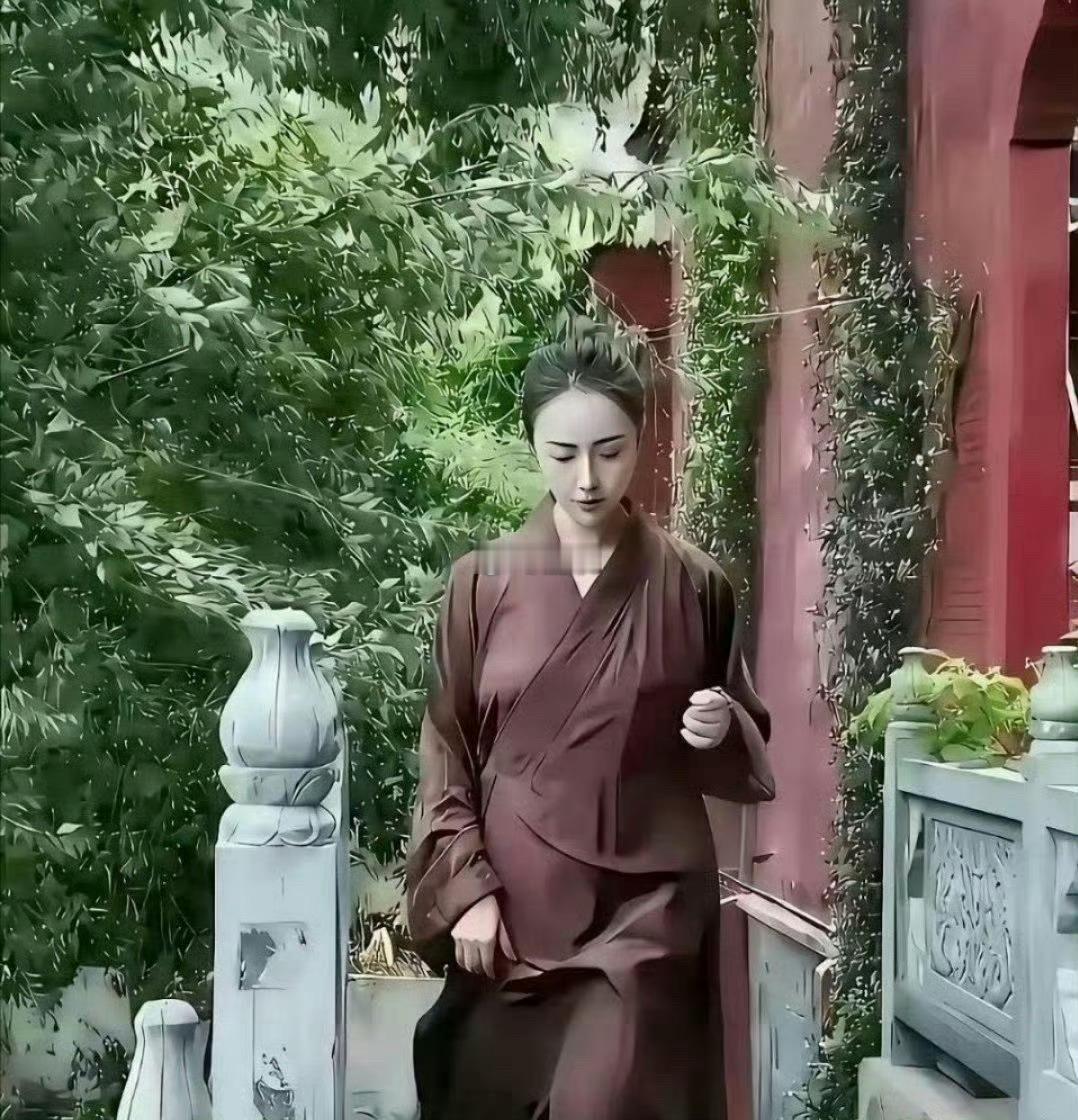 曾经容貌出众的女子选择出家修行，证件照清丽动人，不少人好奇：出家人日后还能还俗、