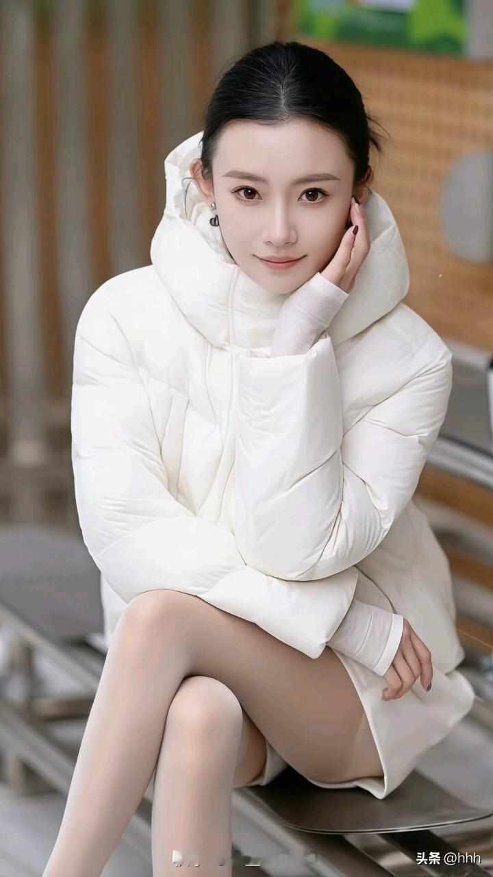 冬日暖阳下的甜美少女，白色羽绒服搭配温柔笑容，温暖如春。🌞💕