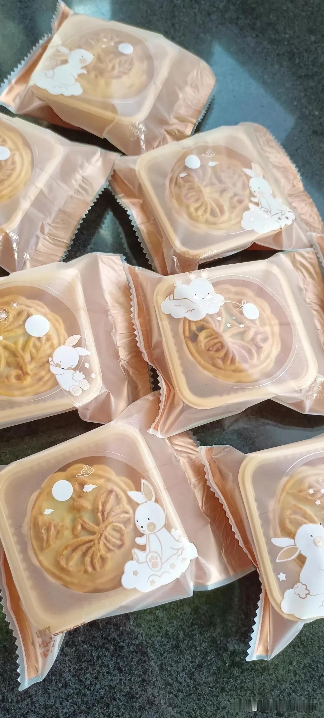 马上就要中秋节到了。
看着你们搓饼，扒蛋黄，烤月饼……只要不是我干活，看着你们干