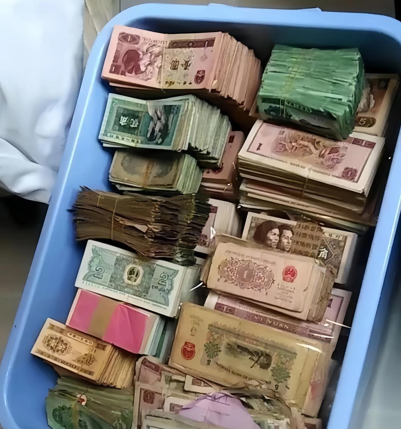 从爷爷的箱子里面找出来的，不知道现在是否值钱？