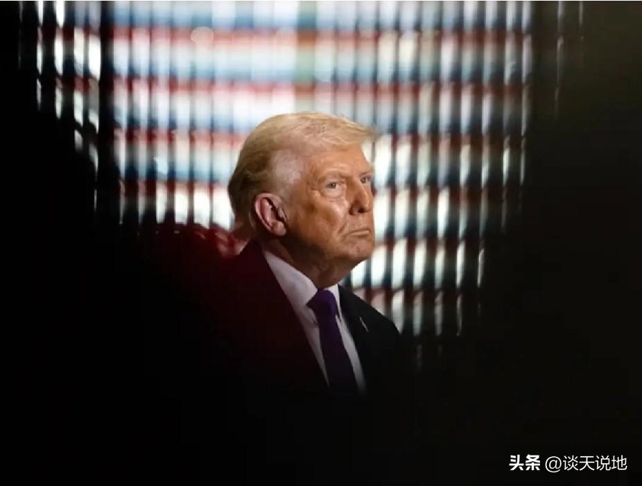 全球顶尖民主研究者之一在一份新报告中表示：“美国民主当前瓦解的速度，在现代历史上