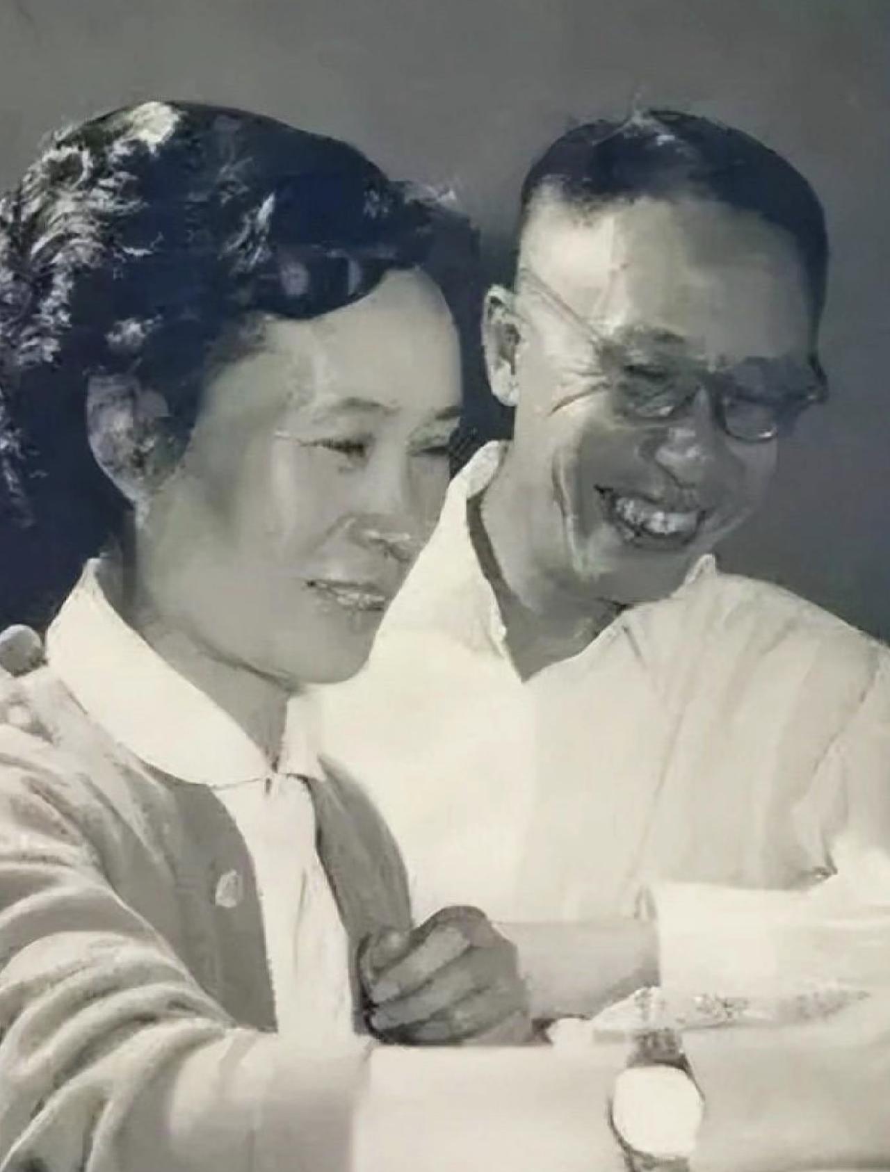 没想到昔日坐金銮殿、连穿衣都得太监伺候的末代皇帝溥仪，晚年最放松的时刻，是蹲在家