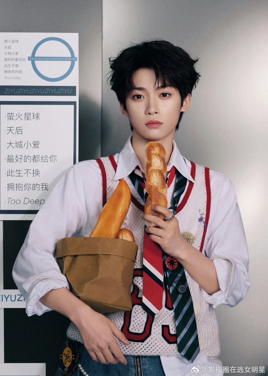 梓渝学院风look梓渝红蓝双领带梓渝鄂州音乐节出图！红蓝双领带超有设计感，学院风