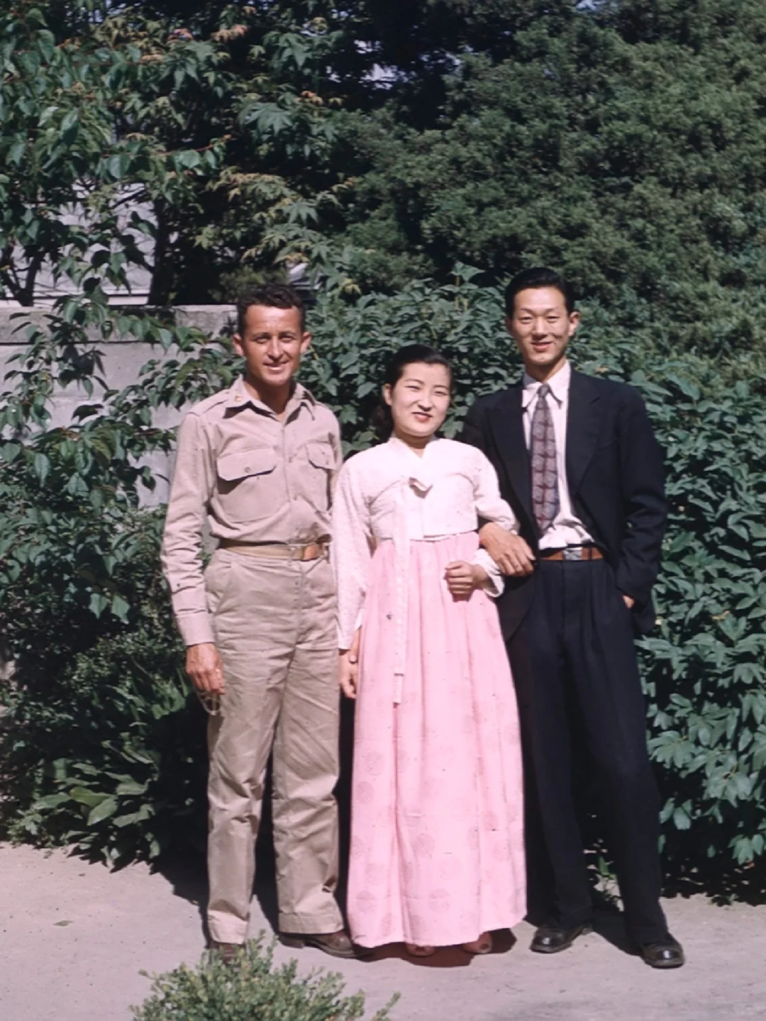 1949年一个家庭旅游团在韩国首尔拍摄的照片。首尔妇女，传统庭院，庭院...