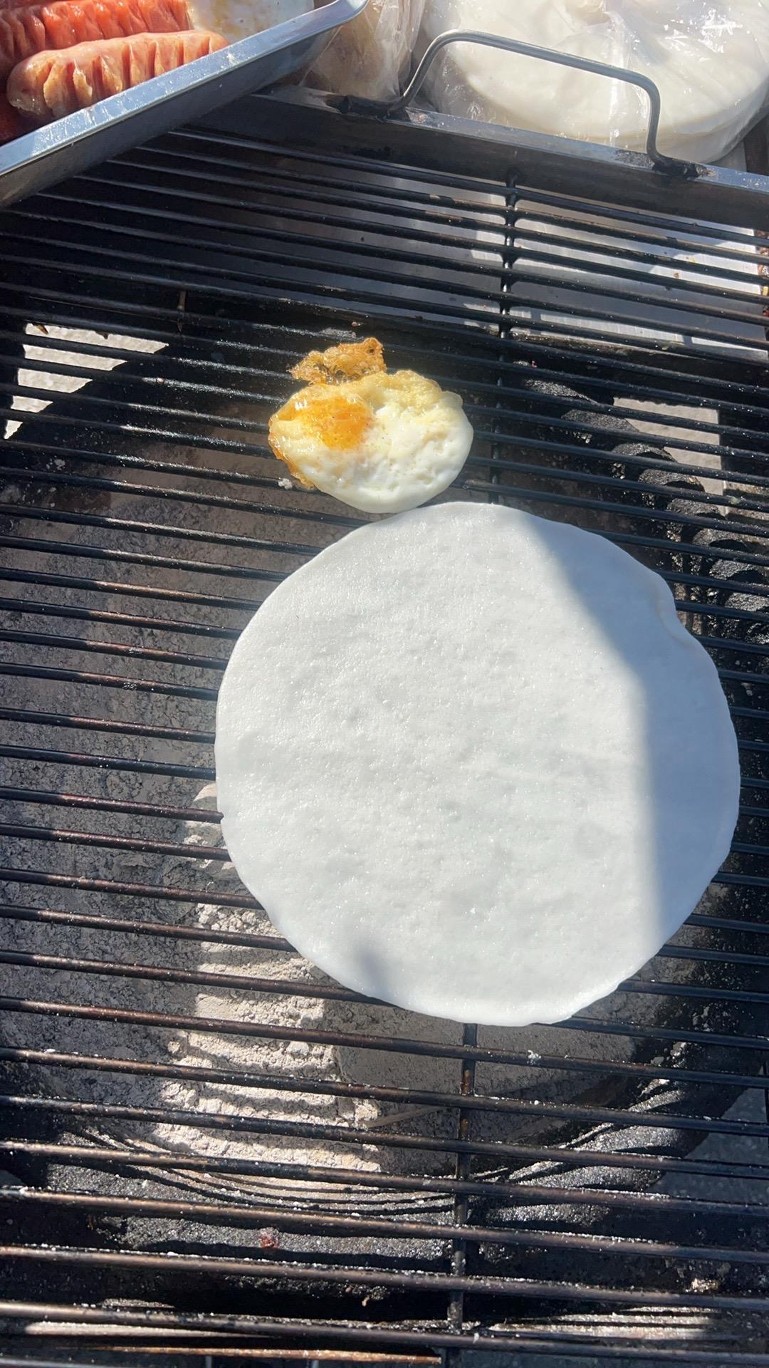 白天烤着太阳 穿着短袖去吃烧饵块