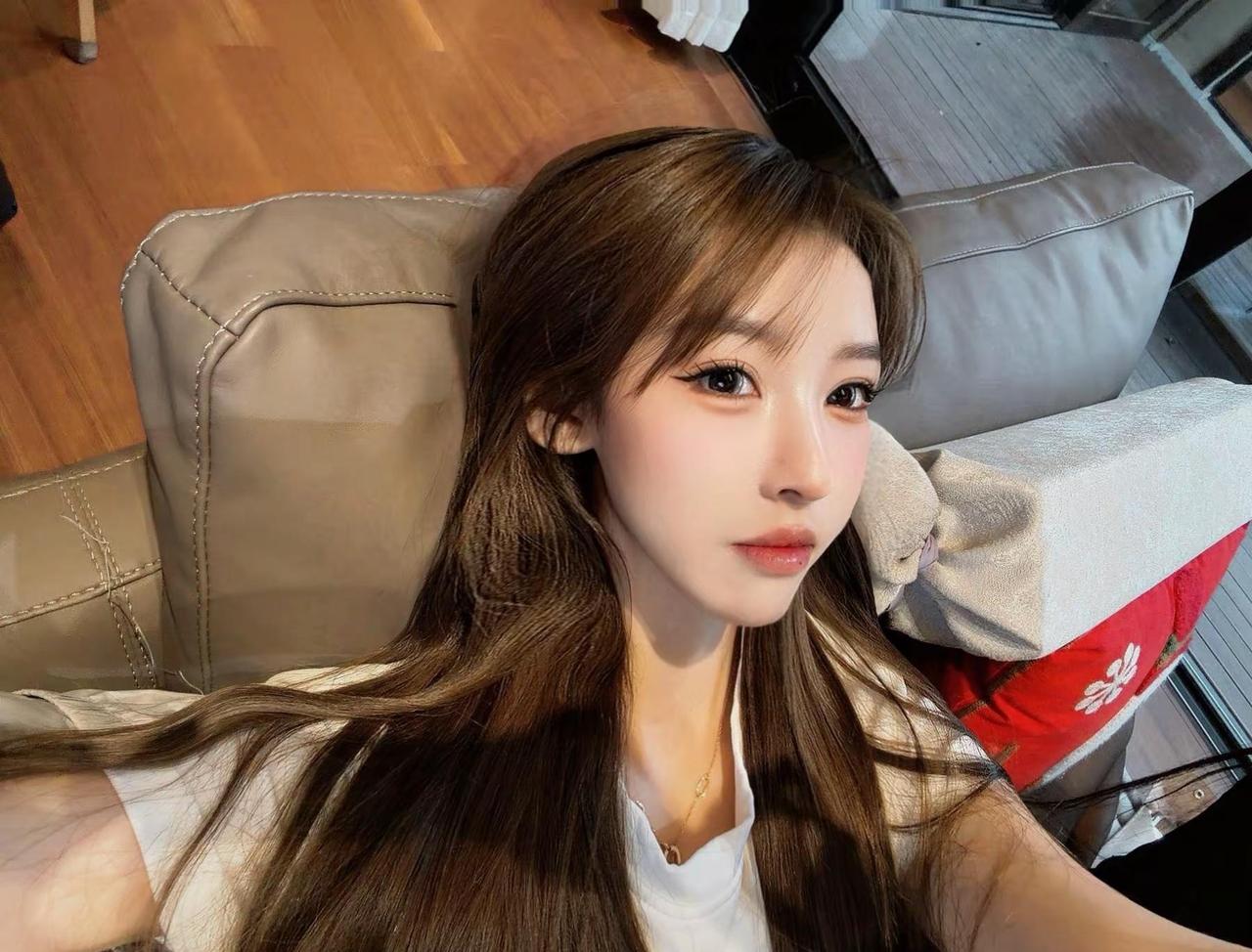 我想把自己养的软软糯糯的 开开心心的 穿的漂漂亮亮的 说话温温柔柔的 一副与世无