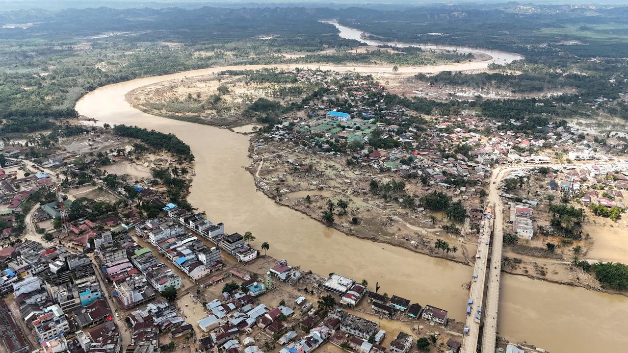 [To learn English]
Hit by deadly floods,