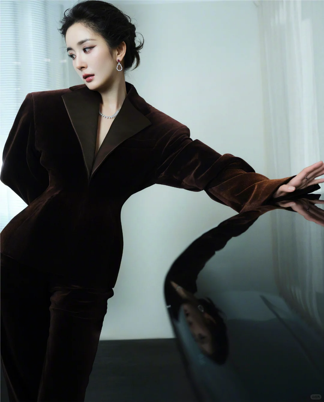 杨幂这套在Vogue一众仙女裙中显得好独特