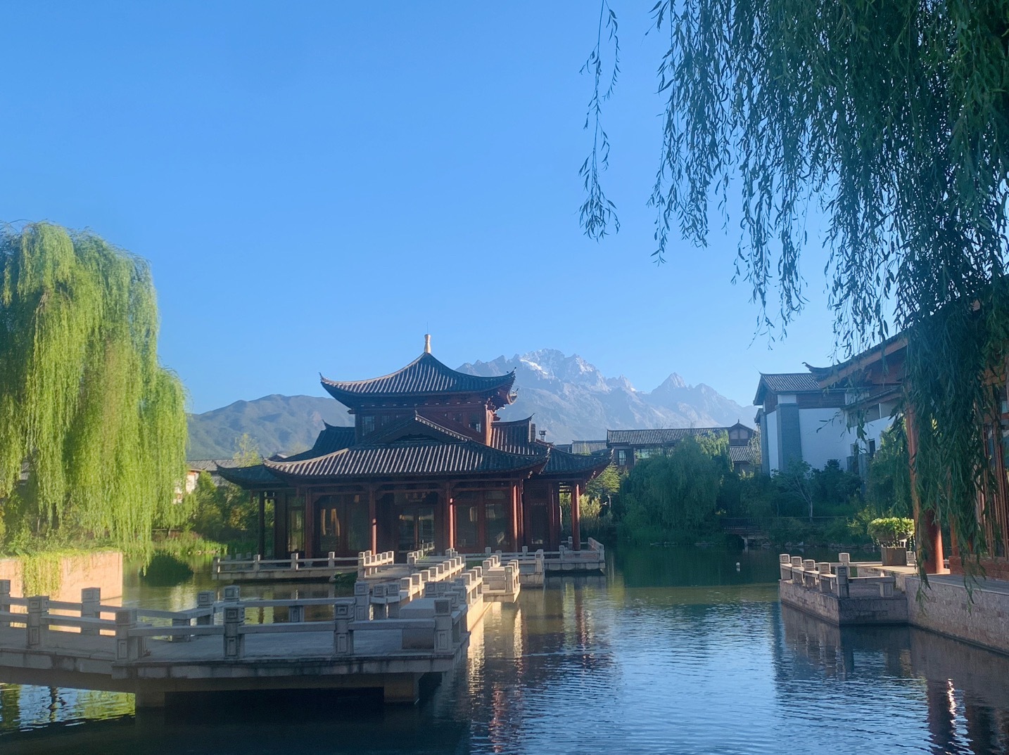 #早安# 北辰咫尺玉龙眠，粉碎虚空雪万年。华表不惊辽海鹤，崆峒只对藐姑仙。 ​​