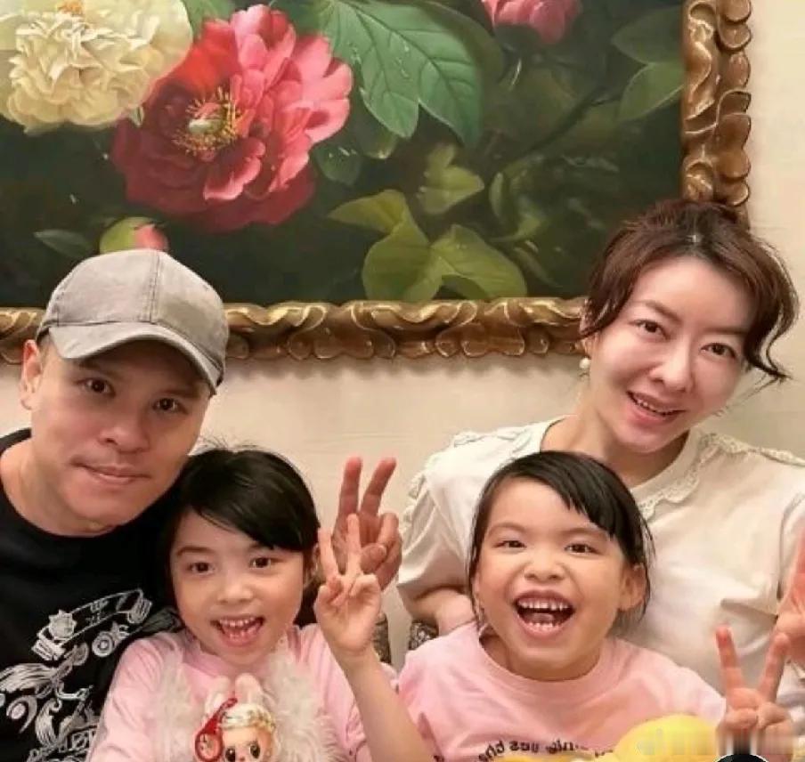 熊黛林双胞胎女儿都随了爸爸长相，基因太强大了 