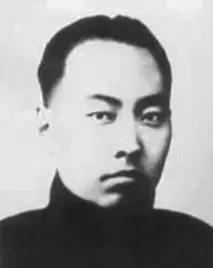 1935年某日，大家聚坐在一起，垂头丧气。毛主席突然站了起来，指着报纸，激动地说