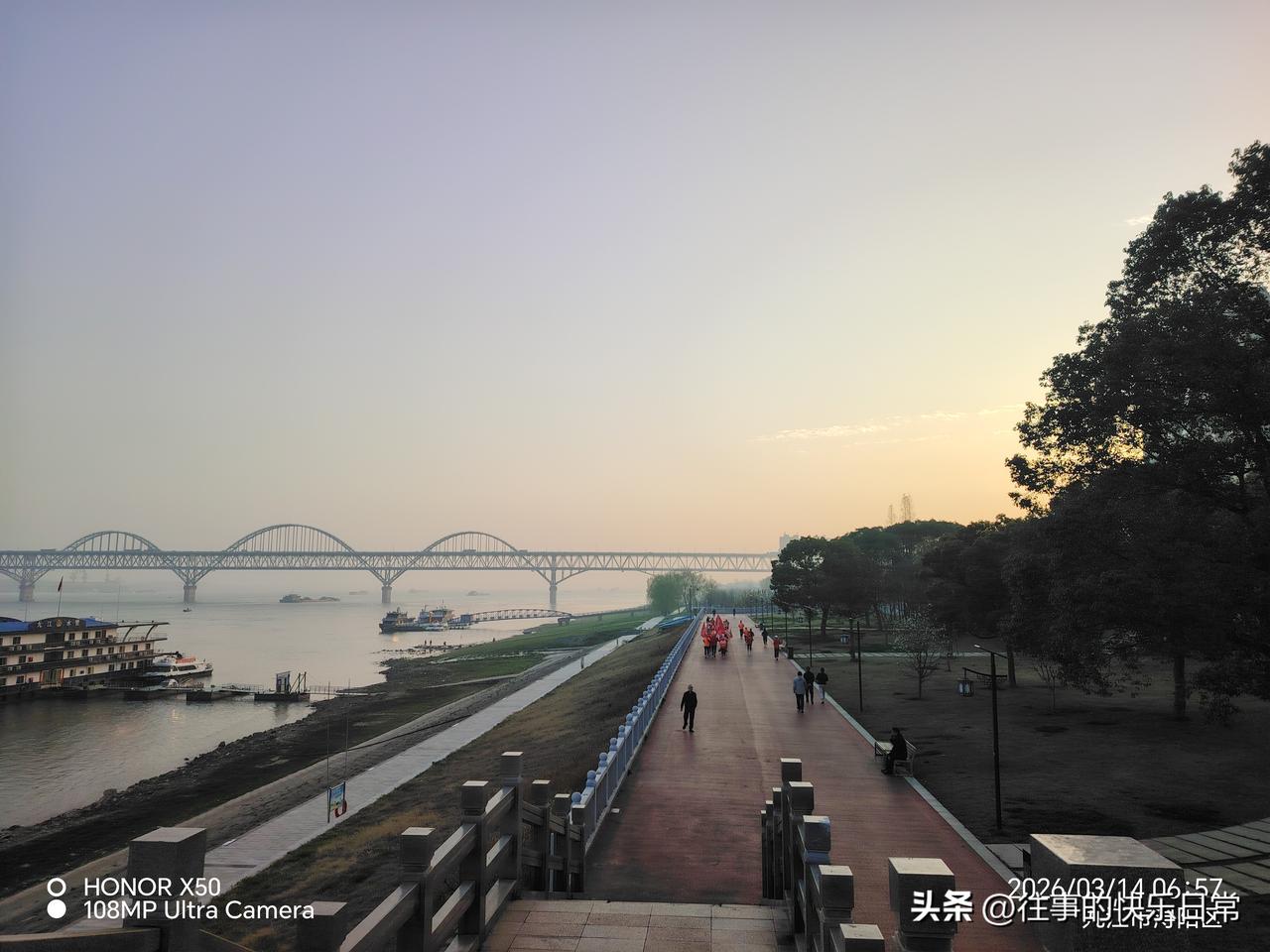 晒出你的本地生活3月14日长江岸边晨练打卡