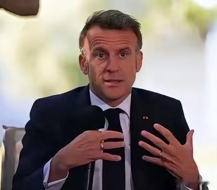 法国马克龙前一阵子被美国特朗普打了左脸，当众羞辱老妻少夫的事情之后，简直就没个记