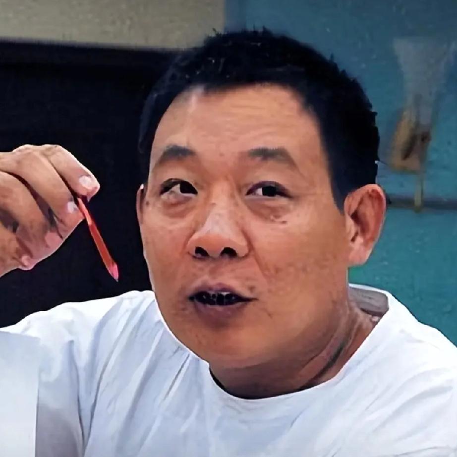你可以说于东来存在感高，
也可以说于东来爱管闲事，
但绝对不可以说于东来不敬业！