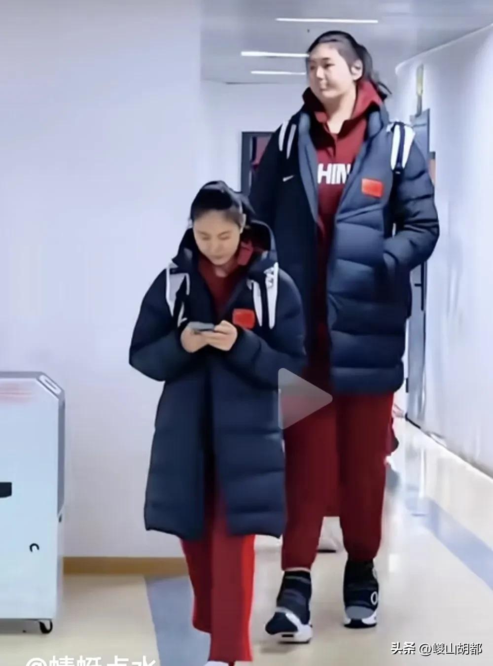 篮球名将王思雨与篮球天才张子宇[给力][点亮平安灯][烟花]