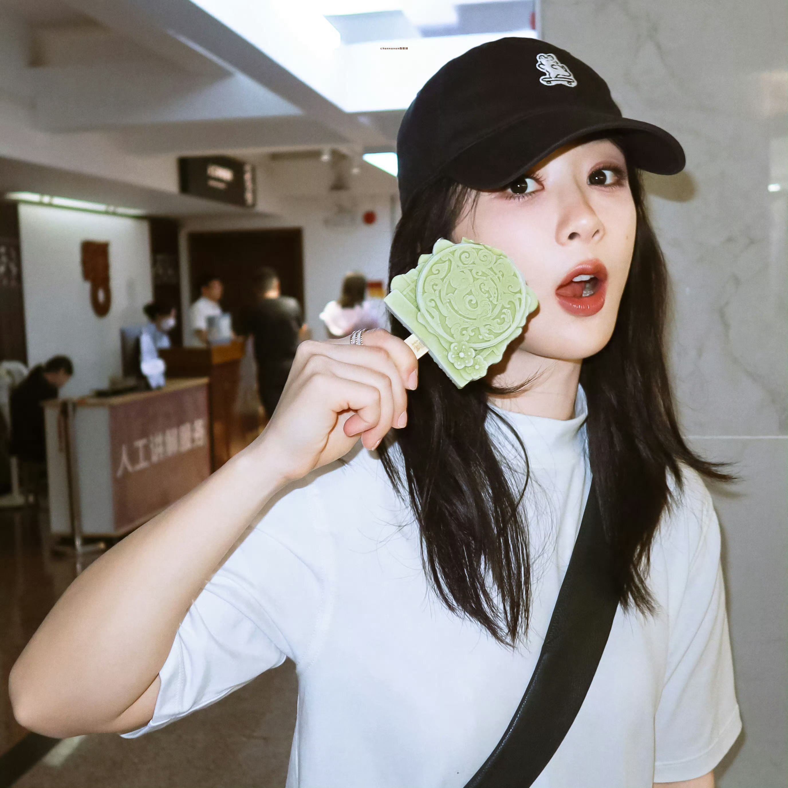 杨紫杨紫玉兰花开君再来 杨紫董竹君思慕美人，三月杏花微雨，水墨丹青。佳人倩影，相